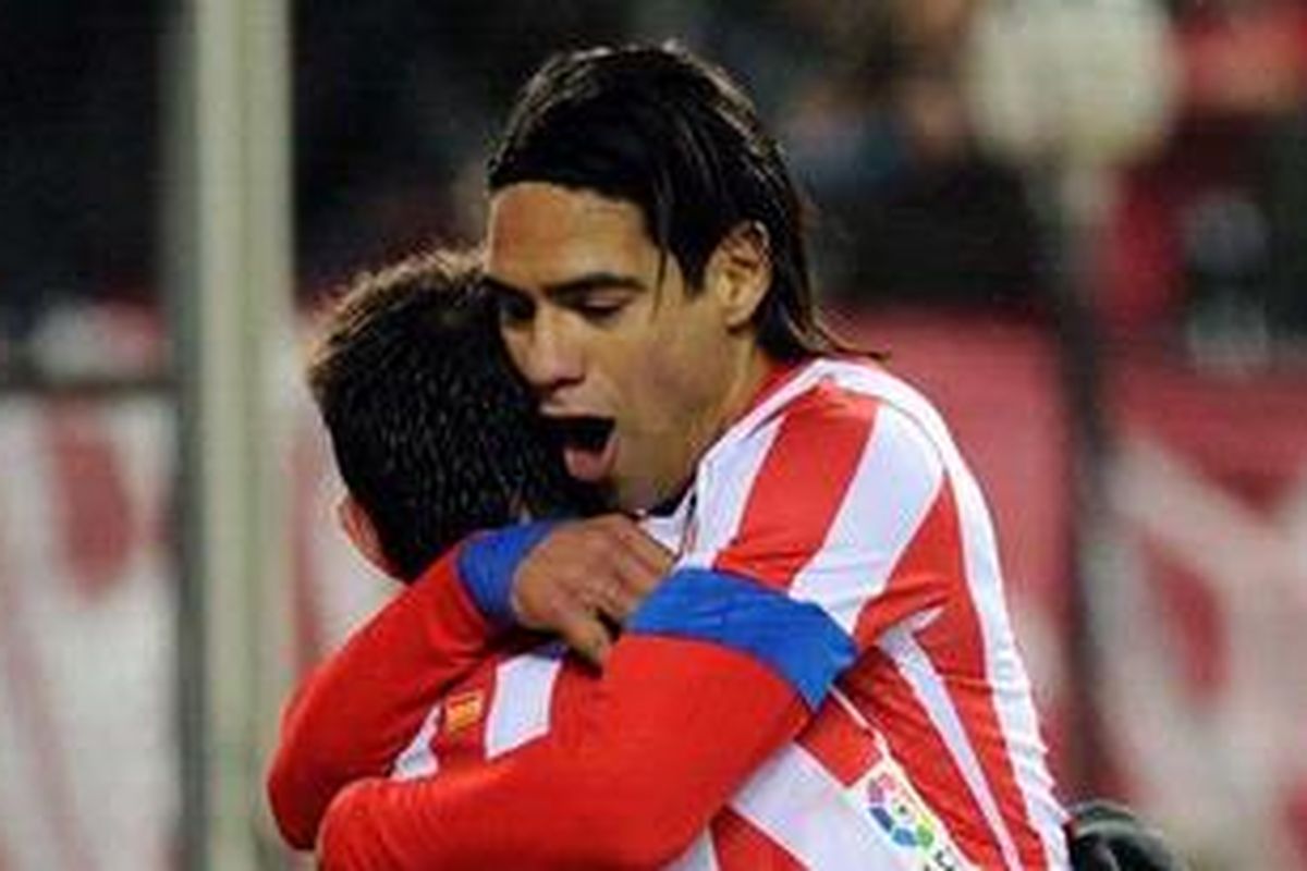 Penyerang Atletico Madrid, Adrian Lopez Alvarez (kiri), merayakan golnya ke gawang Levante bersama striker dari Kolombia, Radamel Falcao, dalam laga Liga BBVA di Stadion Vicente Calderon, Madrid, Minggu (20/1/2013). 