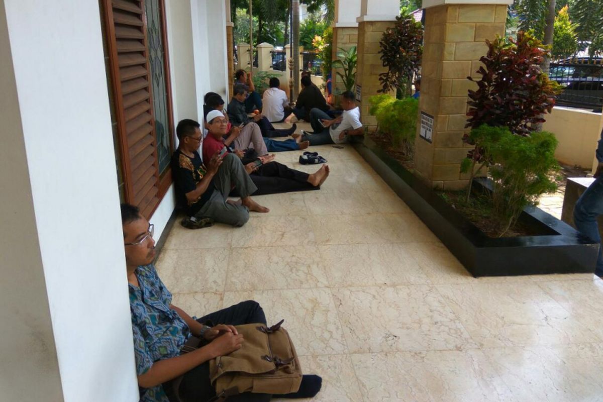 Korban investasi bodong Pandawa di depan Kantor Pengadilan Negeri Depok.