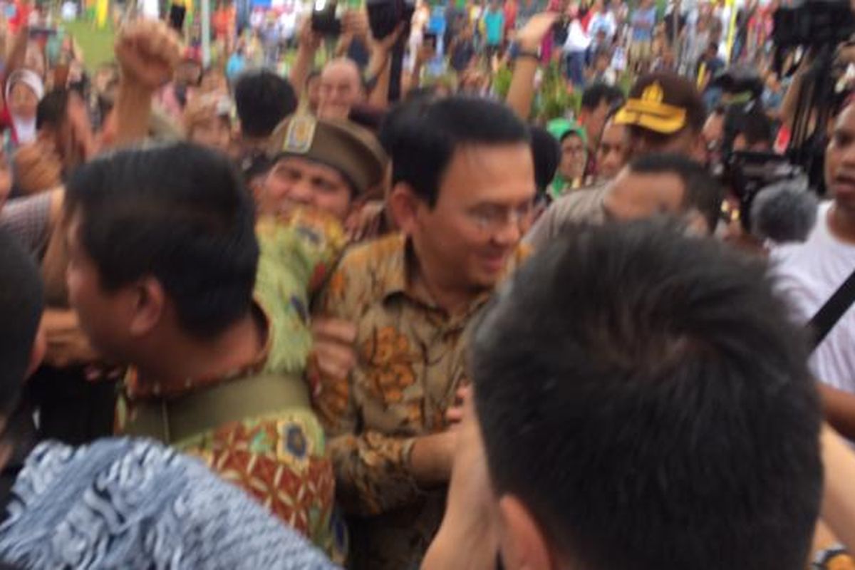 Gubernur DKI Jakarta Basuki Tjahaja Purnama atau Ahok disambut riuh warga saat datang ke peresmian Ruang Publik Terpadu Ramah Anak (RPTRA) Kalijodo, Jakarta, Rabu (22/2/2017).