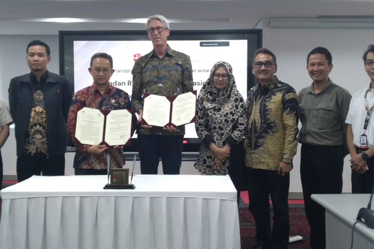 Penandatanganan kerja sama Deputi Bidang Pemanfaatan Riset dan Inovasi BRIN R Hendrian yang diwakili Direktur Pemanfaatan Riset dan Inovasi pada Industri Mulyadi Sinung Harjono dengan Direktur PT Nestle Indonesia Jean Jean-Luc Marc C. De Vuyst di Gedung BJ Habibie, Jakarta, Kamis (18/4/2024). 