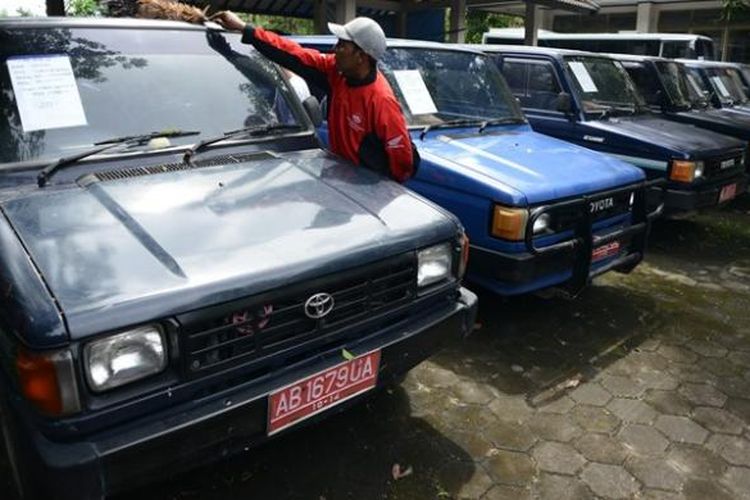 Ilustrasi mobil dinas: Sebanyak 40 mobil dan 84 sepeda motor bekas kendaraan dinas berbagai instansi pemerintah dilelang di gedung eks kantor Disperindagkop DIY, Jalan Janti, Yogyakarta, Rabu (9/1/2013).   