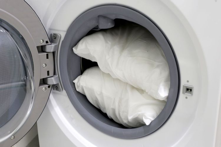 Ilustrasi mencuci bantal. 