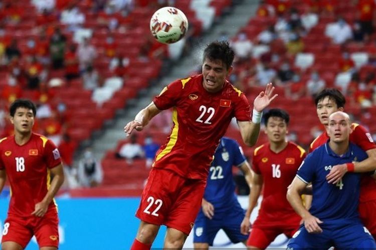 Striker Vietnam, Nguyen Tien Linh, menyundul bola sepak pojok Thailand di babak kedua pada leg pertama semifinal Piala Suzuki AFF 2020 di Stadion Nasional pada 23 Desember 2021. Terdekat, Vietnam akan bersua Thailand dalam leg pertama final Piala AFF 2022. Laga Vietnam vs Thailand diselenggarakan di Stadion My Dinh pada Jumat (13/1/2023) malam WIB. Artikel ini berisi prediksi skor Vietnam vs Thailand di final Piala AFF 2022. (Photo by Yong Teck Lim/Getty Images) (Photo by Yong Teck Lim / GETTY IMAGES ASIAPAC / Getty Images via AFP)