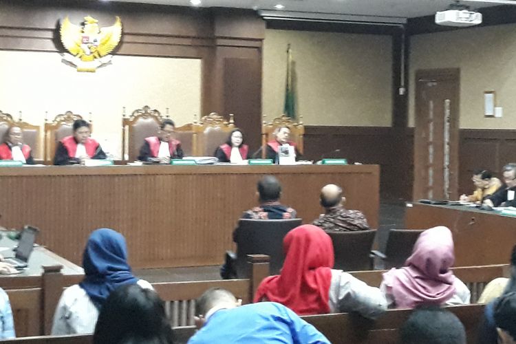 Freddy Latumahina selaku Ketua DPP Partai Golkar Bidang Organisasi dan Melki Laka Lena selaku Ketua DPD I Partai Golkar Nusa Tenggara Timur (NTT) bersaksi di Pengadilan Tipikor Jakarta, Senin (19/3/2018).