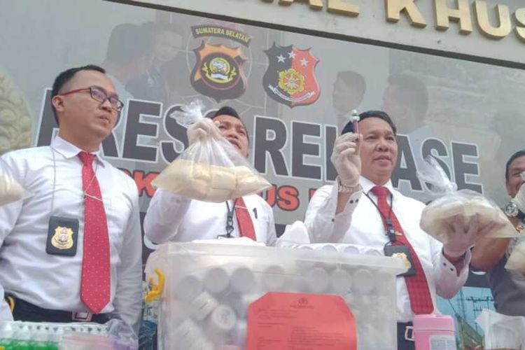 5.520 butir tahu bercampur formalin yang ditangkap dari tersangka Jono (35). Ia mencampur tahu dengan formalin agar mendapatkan keuntngan, lantaran tahu tersebut tidak cepat rusak, Senin (9/3/2020).