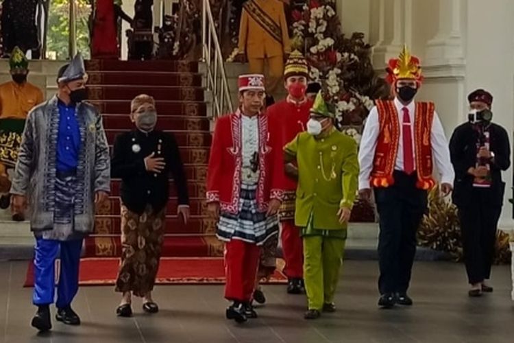 Presiden Joko Widodo yang memakai baju adat dari Buton, Sulawesi Tenggara saat menghadiri upacara peringatan HUT ke-77 RI, di Istana Merdeka, Rabu (17/8/2022).
