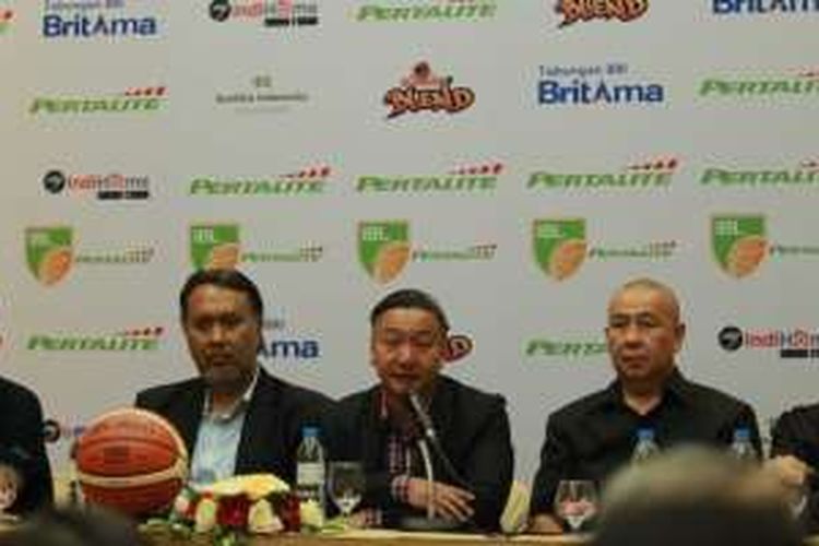 Chief Executive Officer Indonesian Basketball League (IBL) Hasan Gozali (tengah) didampingi Ketua Pengurus Besar Persatuan Bola Basket Seluruh Indonesia Danny Kosasih (kedua dari kanan), Komisioner IBL Agus Mauro (kedua dari kiri), dan General Manager Marketing Communication Bank Rakyat Indonesia Firman Taufik saat menjadi narasumber pada konferensi pers IBL 2017 di Hotel Santika Premiere, Petamburan, Jakarta, Selasa (10/1/2017).