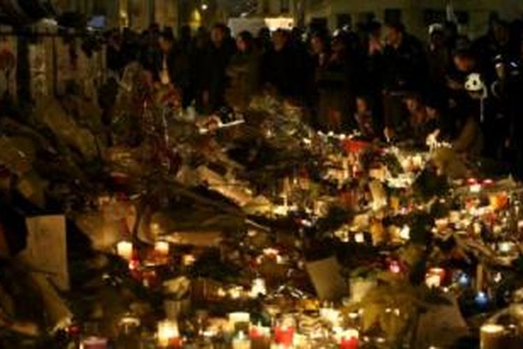 Tumpukan bunga dan lilin, dua hari setelah serangan ISIS di Paris bulan November, yang menewaskan 130 orang. 