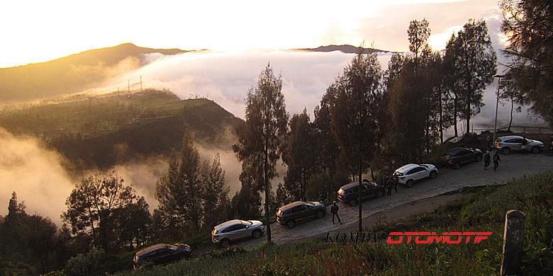 Jalanan menanjak dan menurun yang ekstrem jadi menu wajib di Bromo