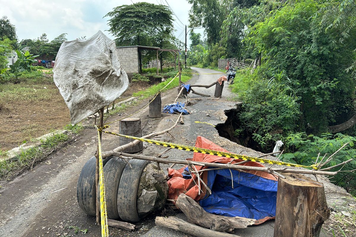 Jalan Longsor Tak Kunjung Diperbaiki, Warga Pasang Ban Bekas dan Potongan Kayu