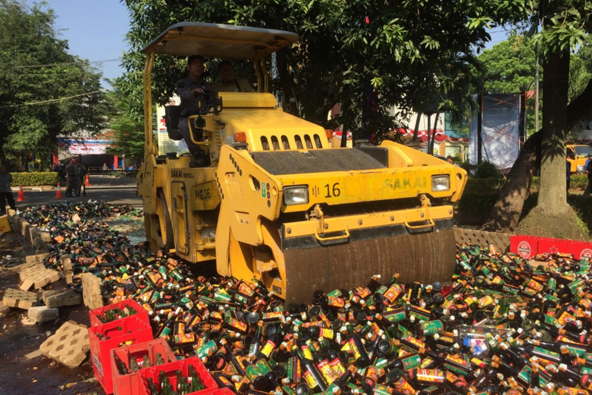 Puluhan ribu miras dimusnahkan menggunakan alat berar di Balai Kota Depok, Jalan Margonda Raya, Depok, Senin (20/8/2018).