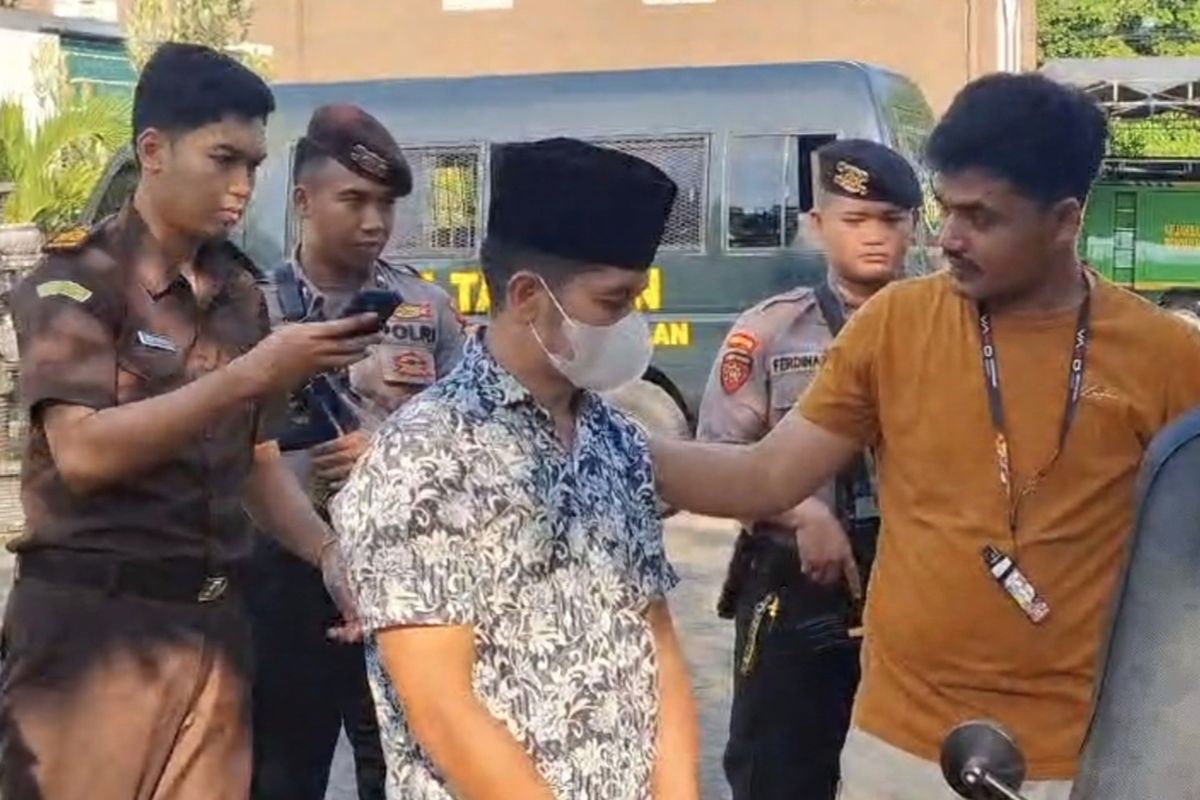 Kades Geger, Budiman saat ditangkap dan dilimpahkan ke Kejari Bangkalan. 