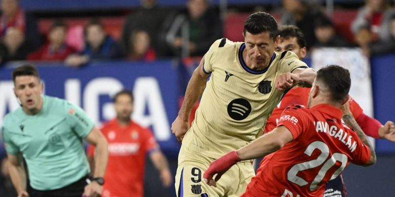 Robert Lewandowski dibayangi oleh Javi Galan dalam pertandingan sepak bola Liga Spanyol antara CA Osasuna vs Barcelona di Stadion El Sadar di Pamplona pada 2 Mei 2026. (Foto oleh ANDER GILLENEA / AFP)
