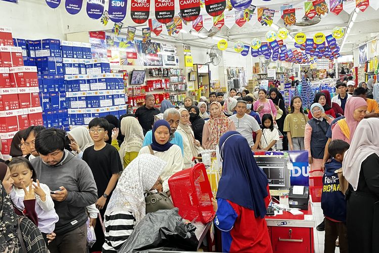Jelang Tahun Ajaran Baru, Warga Purwakarta Rela Antre dan Berdesakan demi Buru Perlengkapan Sekolah