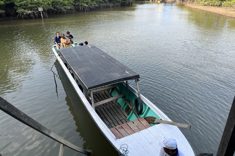 Aktivitas wisata di Hutan Mangrove Mentawir, Rabu (4/10/2023).