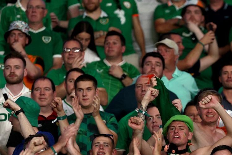 Aksi suporter Irlandia kala memberikan dukungan dalam laga Kualifikasi Euro 2024. Partai Perancis vs Irlandia digelar di Stadion Parc des Princes, 7 September 2023.  (Photo by FRANCK FIFE / AFP)