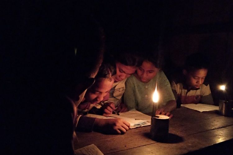 Foto: Para siswa di Kampung Wulokolong, Desa Lamatutu, Kecamatan Tanjung Bunga, Kabupaten Flores Timur, Nusa Tenggara Timur (NTT) hanya mengandalkan lampu minyak tanah untuk belajar malam hari.