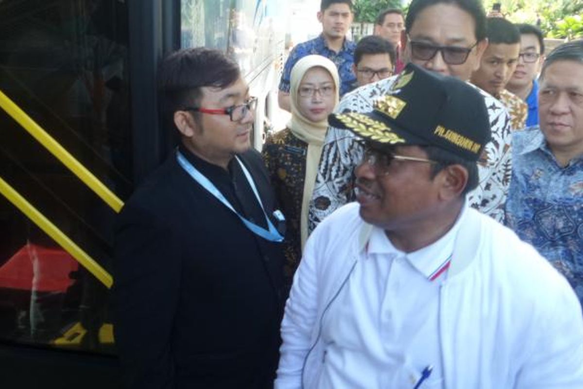 Plt Gubernur DKI Sumarsono bersama Kadisdik DKI Jakarta Sopan Adrianto ketika menerima sejumlah pertanyaan pengurus Osis SMA DKI Jakarta di dalam bus wisata, Jumat (20/1/2017)