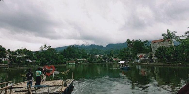 Tempat wisata di Bogor bernama Setu Tamansari yang menawarkan pemandangan Gunung Salak (dok. Istimewa).
