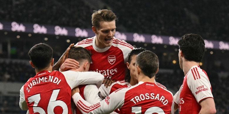 Martin Odegaard (C) melompat untuk bergabung dalam perayaan setelah Viktor Gyokeres mencetak gol pembuka dalam pertandingan sepak bola Liga Inggris antara Everton vs Arsenal di Stadion Hill Dickinson di Liverpool, barat laut Inggris pada 20 Desember 2025. (Foto oleh Oli SCARFF / AFP)