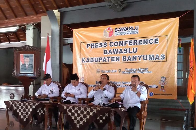 Komisioner Bawaslu Banyumas menggelar konferensi pers di Pendapa Si Panji Purwokerto, Jawa Tengah, Jum’at (12/4/2019).