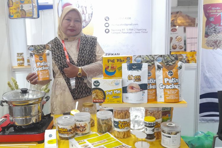 Sudarti, pemilik PT Dua Putri Tavida di Kabupaten Pasuruan, Jawa Timur yang membuat makanan dari kulit dan duri ikan patin.