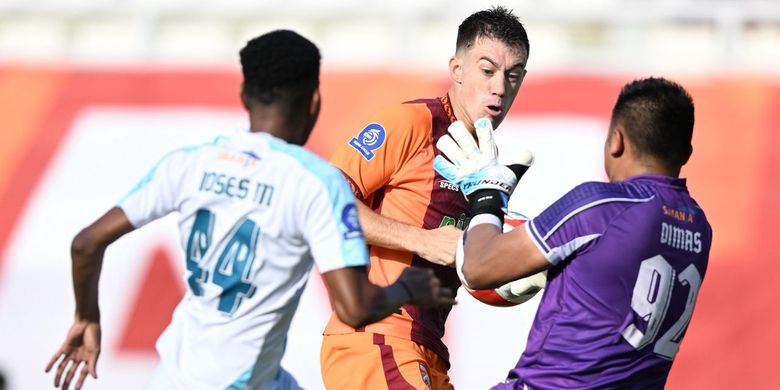 Pemain Borneo FC, Mariano Peralta, ketika berhadapan dengan pemain PSBS Biak di Stadion Segiri, Samarinda, Sabtu (11/24/2026).