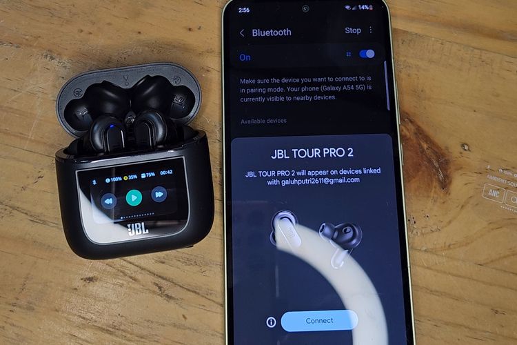 JBL Tour Pro 2 bisa dihungkan ke smartphone lewat koneksi Bluetooth. TWS ini mendukung Bluetooth 5.3.