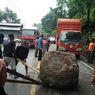 Batu Besar Jatuh ke Jalan, Akses Padang-Pesisir Selatan Terganggu 5 Jam