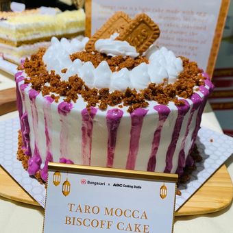Taro Biscoff Cake