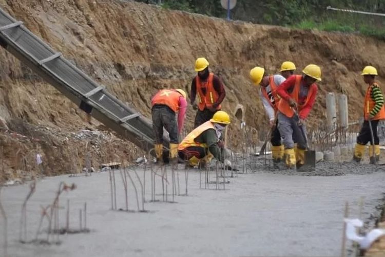 Sejumlah pekerja mengerjakan proyek PLTA Upper Cisokan di Jawa Barat.