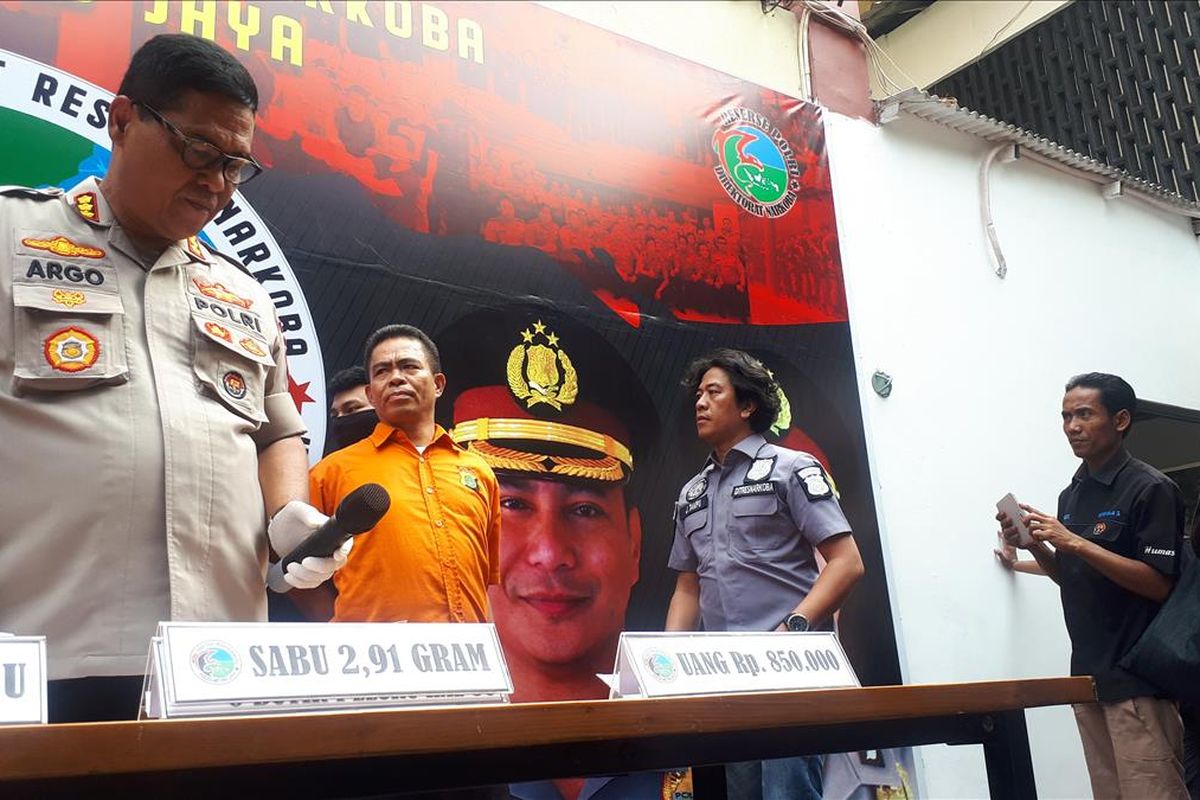 Ketua Front Pemuda Muslim Maluku (FPMM) Umar Kei dalam konferensi pers di Polda Metro Jaya, Jakarta Selatan, Kamis (15/8/2019).