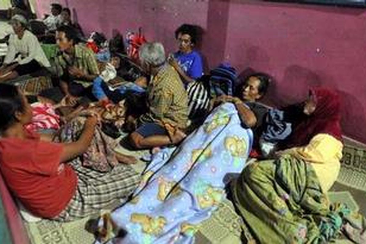 Sejumlah pengungsi korban letusan Gunung Merapi tidur berdesakan di gedung SDN 1 Keputran, Kecamatan Kemalang, Kabupaten Klaten, Jawa Tengah, Jumat (29/10/2010). Banyaknya pengungsi membuat barak pengungsian di sejumlah gedung sekolah di Desa Keputran penuh yang membuat mereka harus tidur berdesakan. 