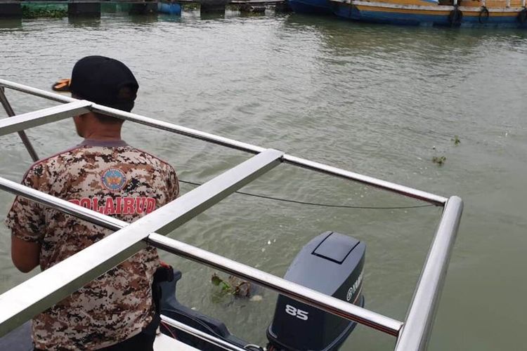 Personel Satpolair tengah melepas jangkar pengait untuk mencari seorang pemancing yang tenggelam di perairan Jangari, Waduk Cirata, Cianjur, Jawa Barat, Senin (30/12/2019)