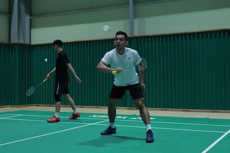 Pebulu tangkis ganda putra Indonesia, Pramudya Kusumawardana (baju putih) ketika menjajal practice hall Jinnam Badminton Hall, Yeosu, Korea Selatan pada Senin (17/7/2023) pagi.