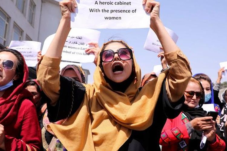 Wanita Afghanistan turun ke jalan memprotes Taliban.