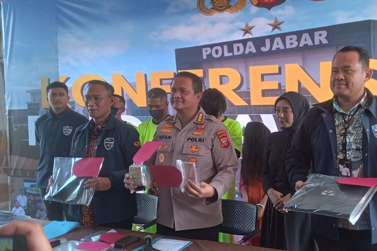 Plh Kabid Humas Polda Jabar Kombes Irfan Nurmansyah tengah memperlihatkan barang bukti jasa Jasa SEO judi online, saat konferensi pers di Mapolda Jabar, Jumat (22/8/2025).