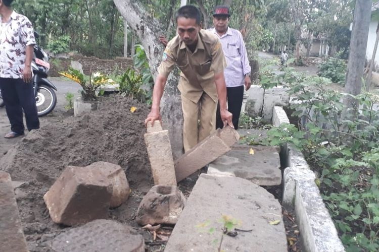 Umpak batu kuno berukir yang ditemukan di Dusun Mlaten, Desa Rejoagung, Kecamatan Ngoro, Kabupaten Jombang, Jawa Timur.