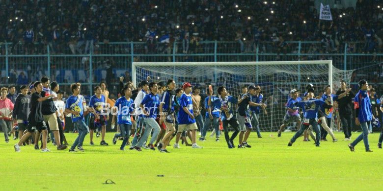 Beberapa oknum suporter memasuki lapangan Stadion Kanjuruhan seusai pertandingan Liga 1 2018, Arema FC Vs Persib Bandung, Minggu (15/4/2018).