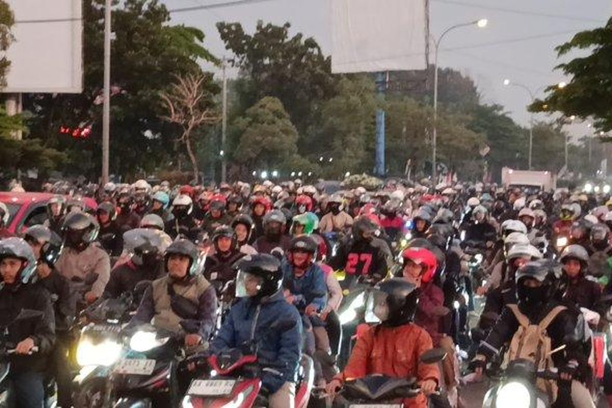 Jalur Pantura Kota Cirebon kian makin padat di H-3 lebaran, Jumat (28/3/2025).
