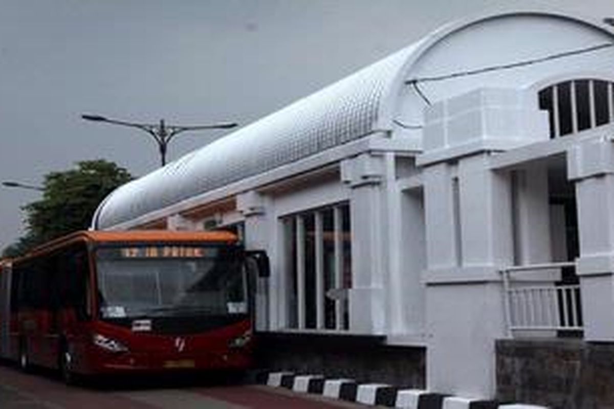 Armada Bus Transjakarta Koridor 12 di Halte Busway Museum Fatahillah, Jakarta Barat, Kamis (14/2/2013). Peresmian koridor yang melayani rute Pluit-Tanjung Priuk (PP) tersebut diharapkan bisa melayani penumpang hingga 40 ribu orang per hari.
 
