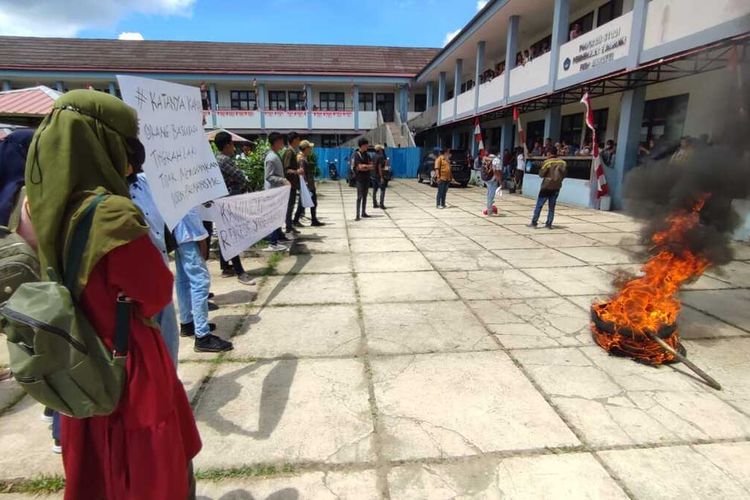 Puluhan mahasiswa Fakultas Keguruan dan Ilmu Pendidikan (FKIP) Universitas Pattimura menggelar demo menuntut oknum dosen yang menganiaya rekan mereka dipecat, Selasa (20/9/2022)