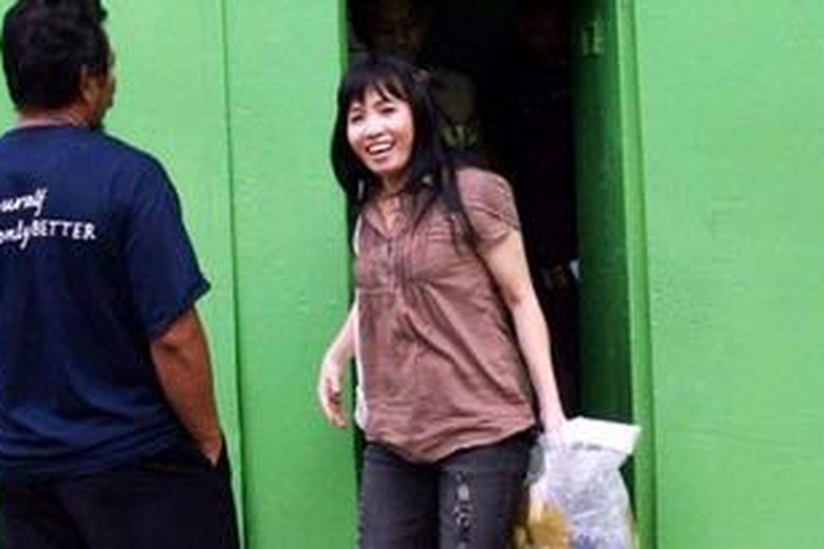 BEBAS - Ely Winarya, narapidana yang katanya bersedia menjadi istri Very Idham Henyansyah alias Ryan, jagal massal dari Jombang, ketika keluar dari Rumah Tahanan Pondok Bambu, Senin (29/11/2010).