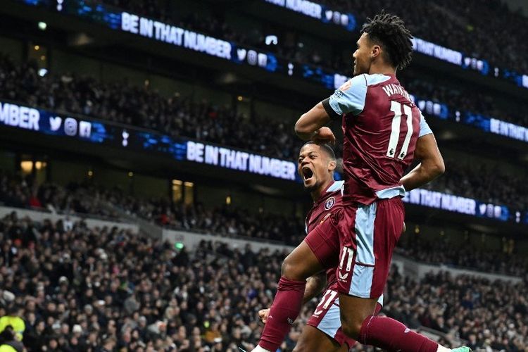 Striker Aston Villa, Ollie Watkins, merayakan gol ke gawang Tottenham Hotspur. Hasil Tottenham vs Aston Villa adalah 2-1 bagi kemenangan tim tamu pada laga lanjutan Liga Inggris di Tottenham Stadium, London, pada Minggu (26/11/2023).