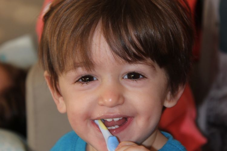 Kebiasaan buruk sedari bayi bisa merusak gigi anak-anak.