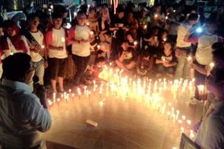 Hari AIDS sedunia diperingati secara sederhana di Taman Bekapai di Balikpapan. Ratusan orang baik simpatisan, ODHA, maupun OHIDA, bergabung dalam peringatan ini. Mereka menyalakan ratusan lilin, menyanyi bersama, membuat kuis berhadiah.