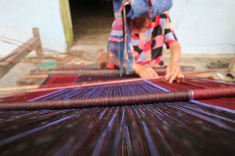 Cara membuat kain ulos secara tradisional yang dilakukan oleh salah tau pengrajin yang sudah berumur 86 tahun di Desa Wisata Meat