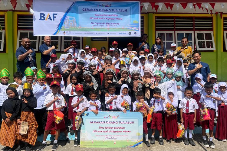 Karyawan BAF foto bersama siswa-siswi SD Inpress 44 Batukoneng Kota Ambon pada kegiatan CSR BAF Caring for Children Program Orang Tua Asuh di SD Inpres 44 Batukoneng Kota Ambon