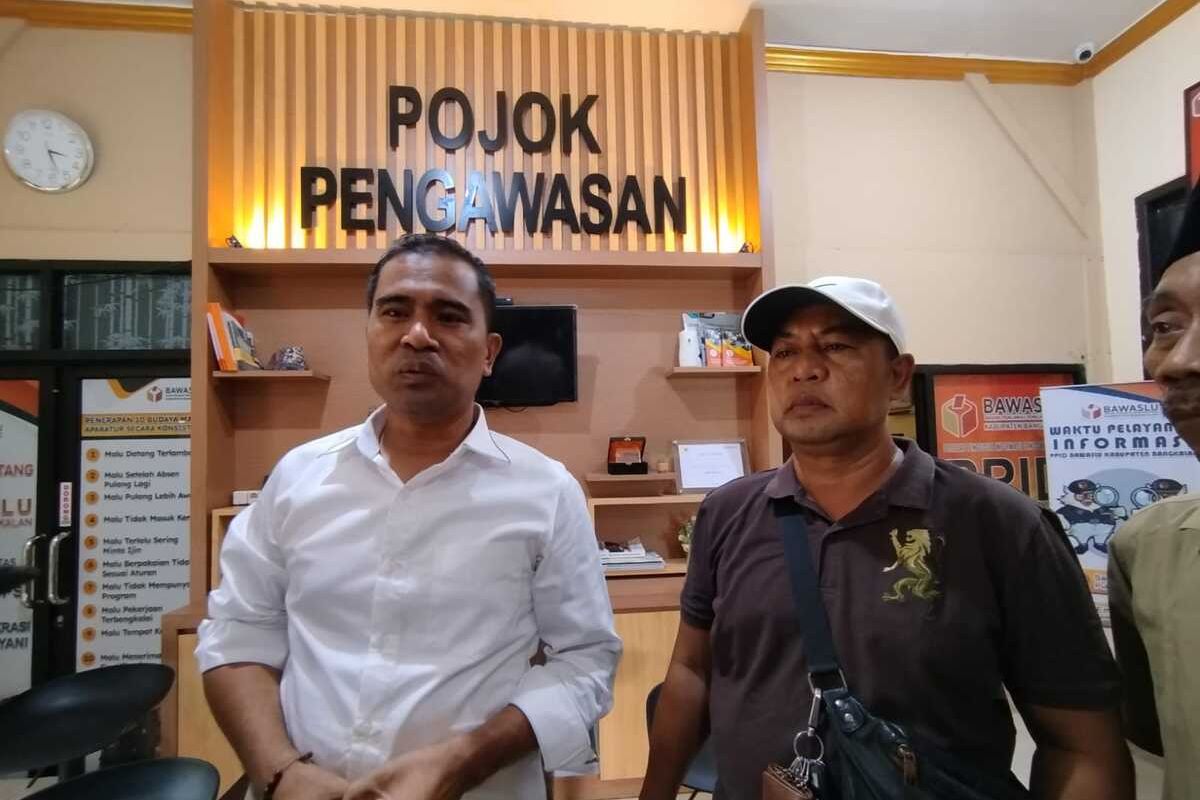 Mathur Khusyairi berkemeja putih, Calon Bupati Bangkalan, mendatangi kantor Bawaslu Bangkalan, mengadukan politik uang yang melibatkan penyelenggara di desa.