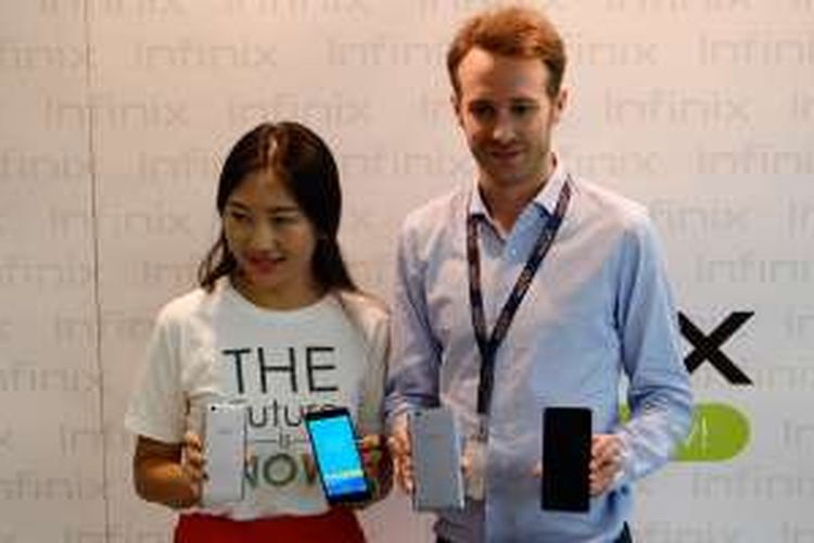 Country Manager Infinix Indonesia Marcia Sun (kiri) dan Chief Marketing Officer Lazada Indonesia Sebastian Sieber (kanan) dalam peluncuran Infinix Hot 3 di Jakarta, Kamis (24/3/2016).